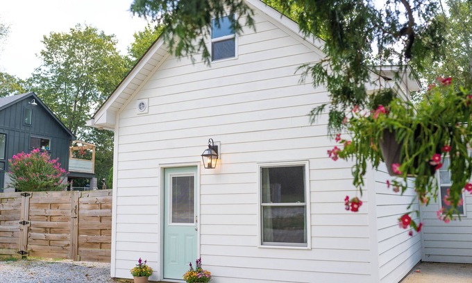 Columbia Cottage | The Guest House at 5th & Carter