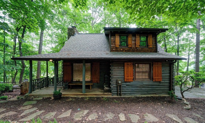 Big Canoe Cabin | The Guest House – Historic Log cabin in Big Canoe