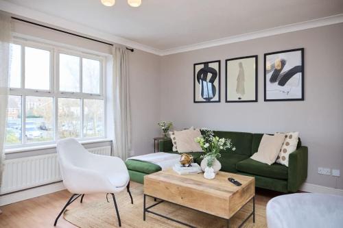 Guildford House | The Guildford Getaway - 3BDR with Garden