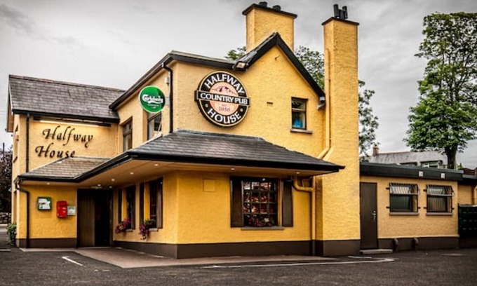 Buckna House | The Halt @ Halfway House Country Pub
