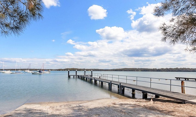 Mannering Park House | The Hamptons Lakehouse - 100m from boat ramp