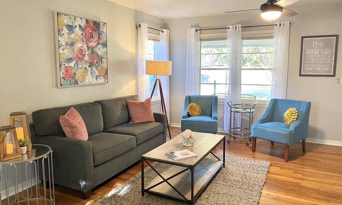 Granbury Cottage | The Hannaford - 2 Bedroom - Pet Friendly -Near the Square in Historic District