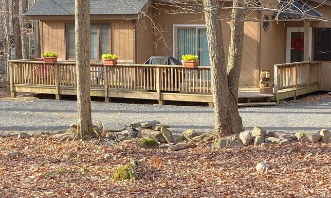 Locust Lake Village Ski Chalet | The Happy Hideaway-A Family & Pet-Friendly Air-Conditioned Cabin in Locust Lake