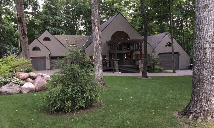 Harbor Springs House | THE HARBOR HOUSE LODGE! Enjoy water sports, golf, skiing and more.