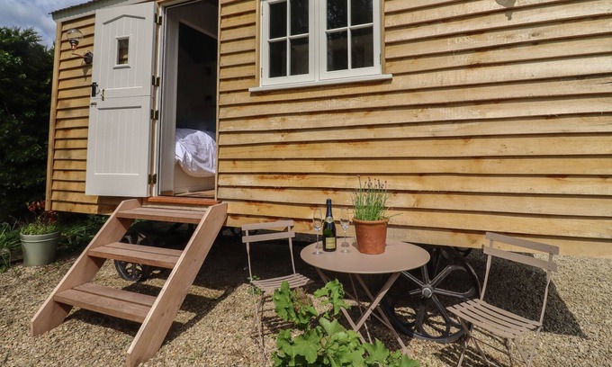 Whichford Cottage | THE HARES REST, romantic, with open fire in Brailes