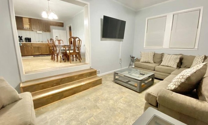 Mount Berry House | The Harrison Home - 3 Bedroom Gem - Smart Tvs