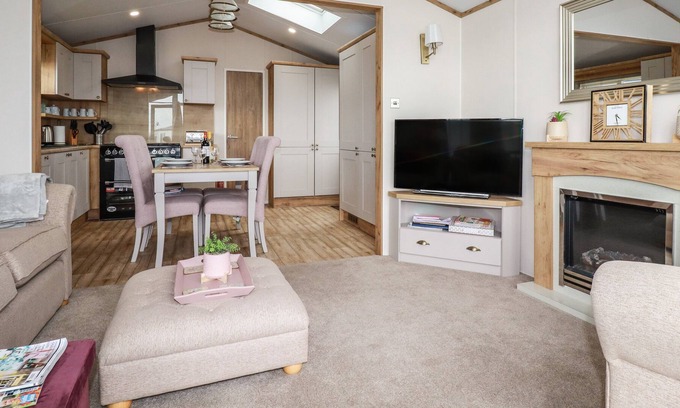 Truro Cabin | THE HARTLAND LODGE, family friendly, with pool in Goonhavern