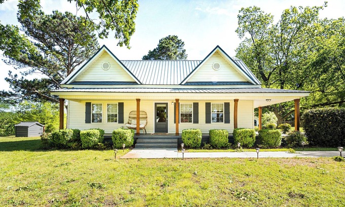Hartwell House | The Hartwell Haven! Enjoy the hot tub, fire pit, & less than 5miles from Marina!