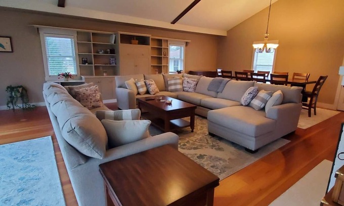 Dryden House | The Haven Lakehouse *Lake front*