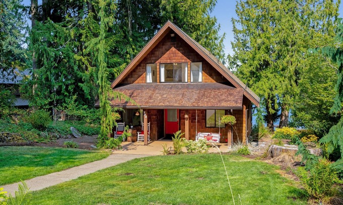 Olympia House | The Hayes Cabin In The Cove | Lakeside house in Olympia with beach access