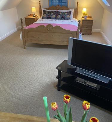 Ashmore Green Bed & Breakfast | The Hayloft at Oakwood Barn