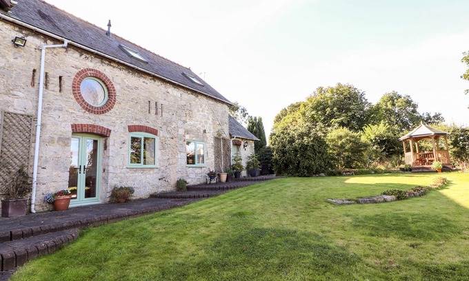 Mold Apartment | THE HAYLOFT, with open fire in Mold
