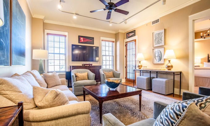Oxford House | The HC, 2BR Urban Escape by Velvet Ditch Villas