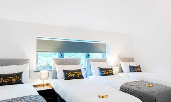 Headingley Apartment | The Headingley House Leeds - Hot Tub - Sleeps Up to 12