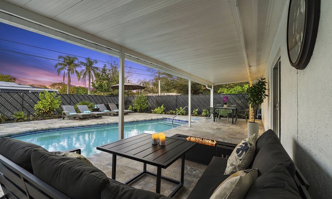 Disston Heights House | The Heaven - Pet Friendly w/BBQ, Pool & Tiki Bar