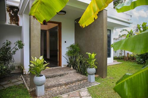 Kanuwana Bed & Breakfast | The Heaven's Villa - 15 Min from BIA Airport