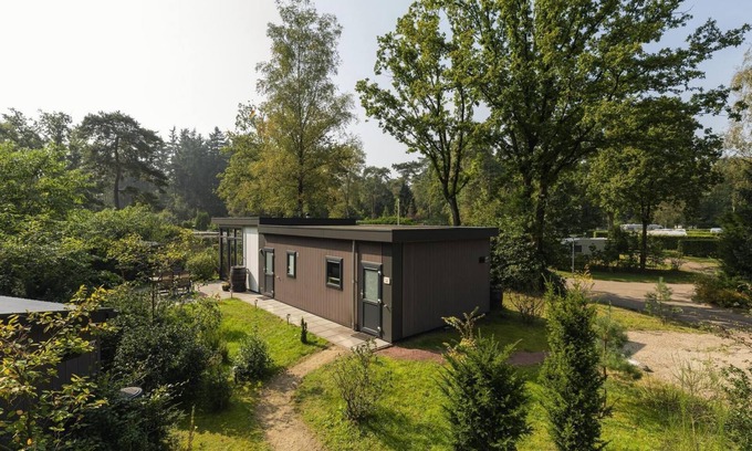 Lieren House | The Heide Lodge offers a luxurious and comfortable holiday experience on a spacious plot with a private garden and excellent amenities.