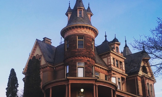 West Main HIll Bed & Breakfast | The Henderson Castle Inn
