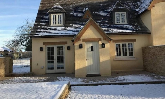 Tetbury Cottage | THE HENHOUSE, pet friendly, character holiday cottage in Tetbury