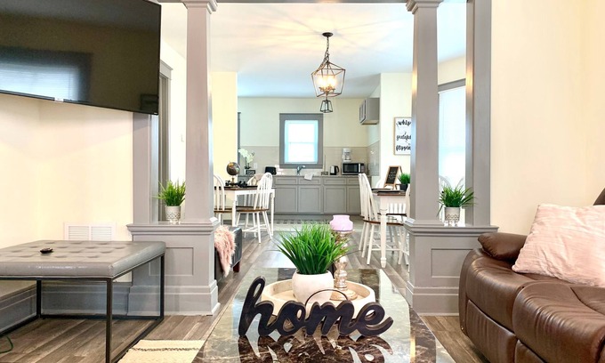 Niagara Falls Villa | The Hennepin House-Private Yard &Parking