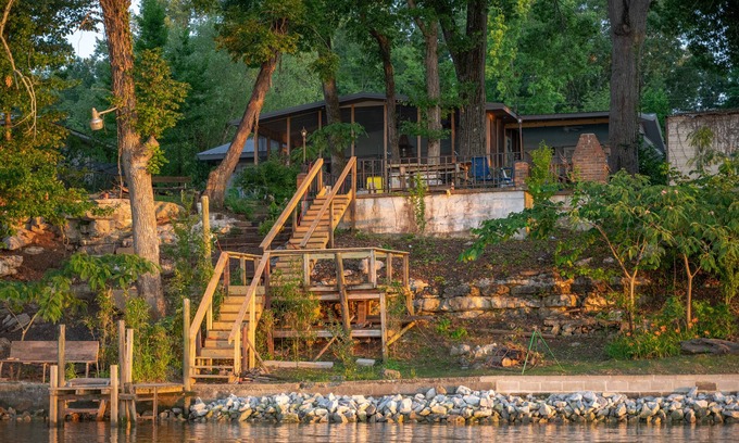 Tuscumbia House | The Heron House - Lakefront Home