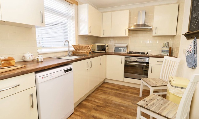Marske-by-the-Sea Cottage | THE HIDE AWAY, pet friendly, with a garden in Marske-By-The-Sea