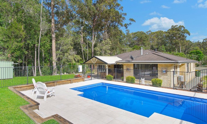 Lakewood House | The Hideaway - 4 bedroom airconditioned holiday house with pool
