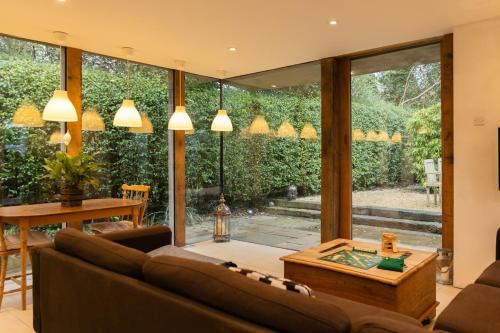 South Cerney Ski Chalet | The Hideaway - A cosy retreat by the lakes