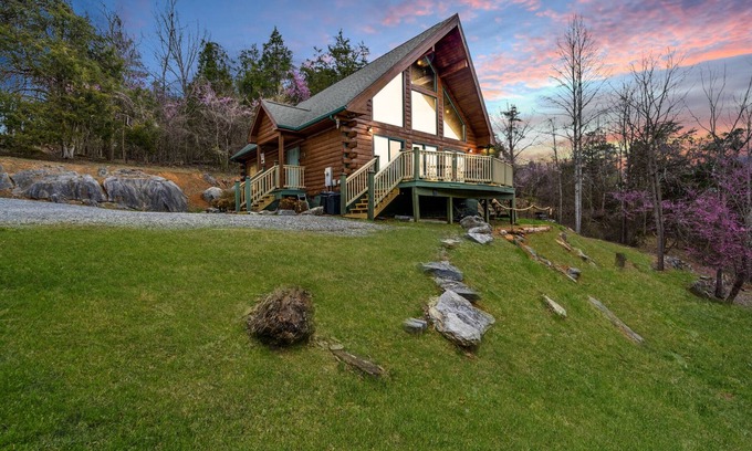 Piney Flats House | The Hideaway Cabin-Piney Flats- Tri-Cities- Bristol Motor Speedway