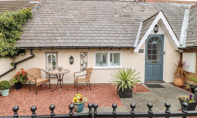 Oakham Cottage | THE HIDEOUT, family friendly, character holiday cottage in Oakham