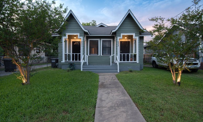 Denver Heights Apartment | The HighHouse - 2 miles to Downtown, 1/1 Historic Duplex