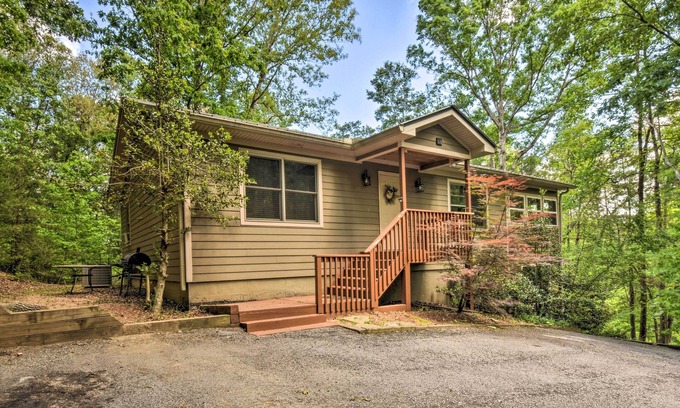 Helen Cabin | ‘The Hillside’ at the Sautee Mountain Retreat