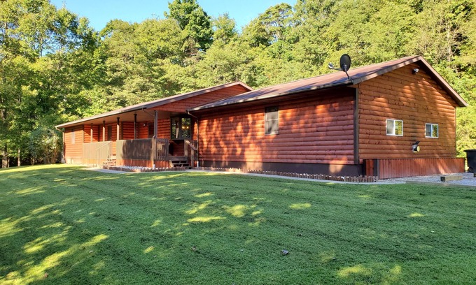 Rockbridge House | The Hillside Lodge is located in the beautiful Hocking Hills region of Ohio!