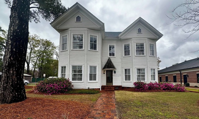 Whiteville Apartment | The Historic Crutchfield Upstairs Apartment