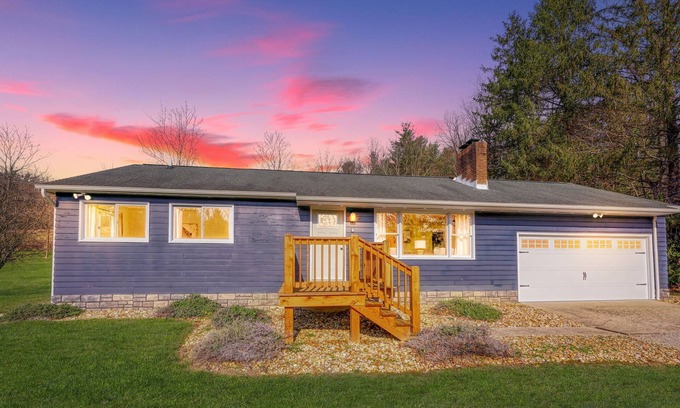 Logan Cottage | The Hocking Cottage: WiFi/Hot Tub/Arcades/Fire Pit/Streaming Tv: On 10 Acres