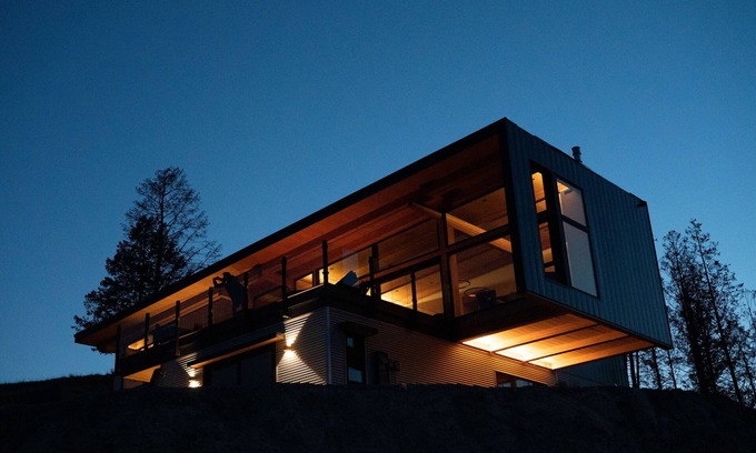 East Kootenay House | The Holiday House - Spectacular Views - Lakefront - Hot Tub