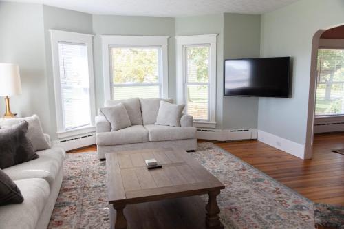 Geneva House | The Homestead Historic Charm & Big Backyard