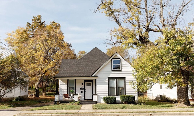 Lawrenceburg House | "The Homestead" UPSCALE STAY - Downtown with Yard