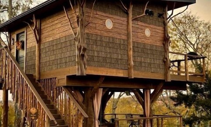 Sevierville Cabin | 🐝The Honey Hole Luxury Treehouse In The Smokies🍯