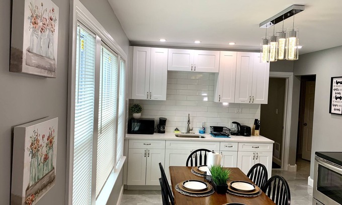 Niagara Falls House | The Horseshoe Falls Villa- 6BR Free Parking, Minutes From Falls & Casino