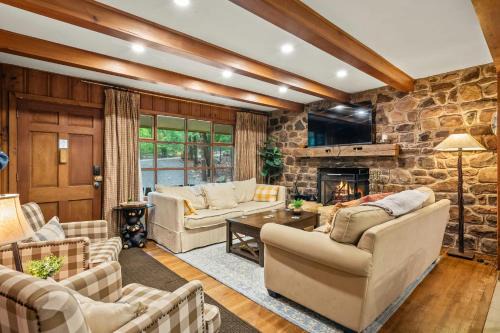 Lake Harmony House | The Horseshoe Hideaway Lake Harmony Cabin w Hot Tub Game Porch