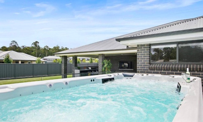 Kitchener House | The Hot Tub Haven at Onyx Abode Style & Class and room for 15 guests