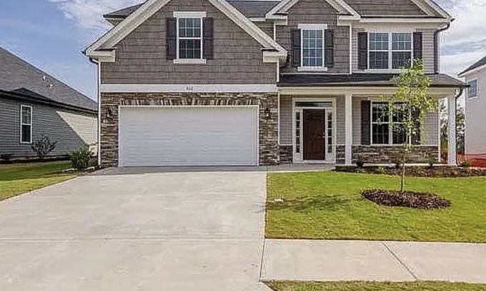 Canterbury Farms House | The Hot Tub Retreat- Spacious Charming Home in Canterbury Farms