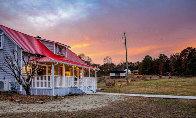 Salem House | The House at Jocassee Farm with animals & hot tub