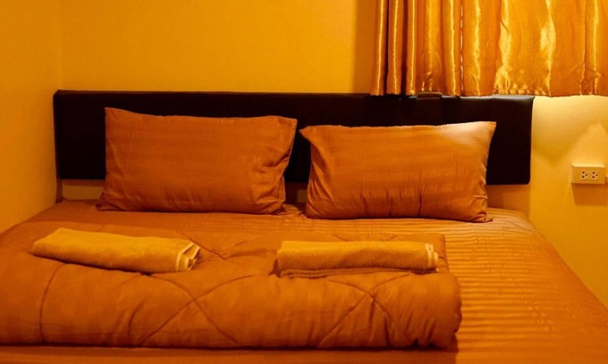 Chana Songkhram Hotel | The House Hostel