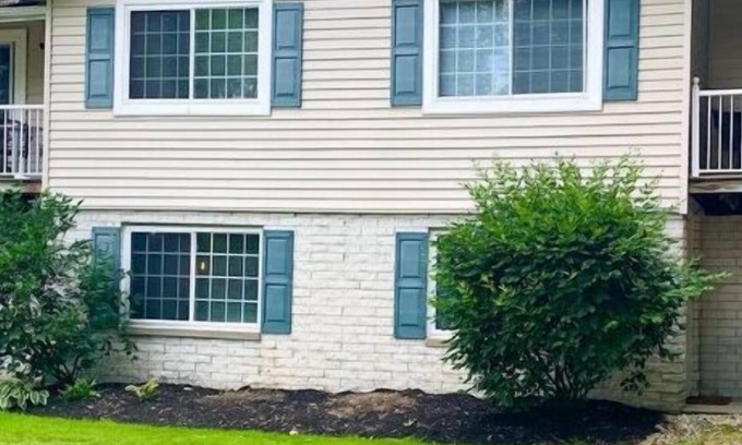 Uniontown House | The House Hotels- E. Turkeyfoot Clean & Cozy 3 Bedroom House - 12 Mins. to Airport