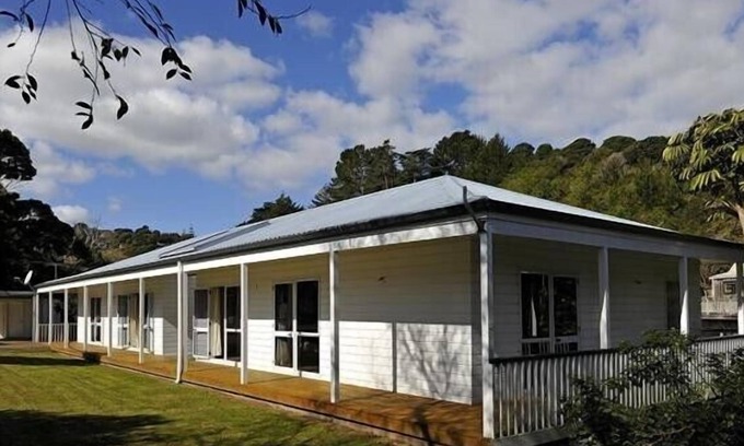 Onetangi Cottage | THE HOUSE OF PLENTY, family friendly, with a garden in Onetangi