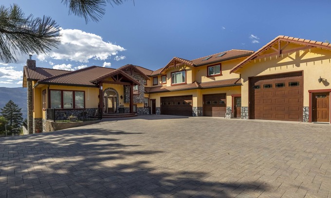 Central Okanagan Villa | The Hunter's House !
