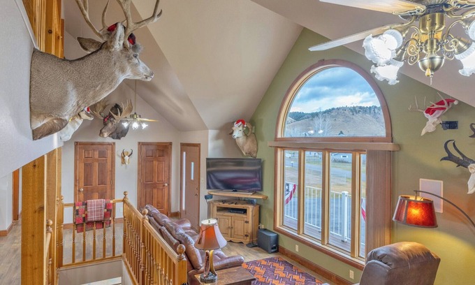Helena House | The Hunter's Lodge on Hauser: The Perfect Getaway!