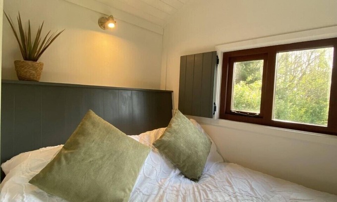 Ormskirk Apartment | The Hut -Cosy Shepherds Hut with Countryside Views